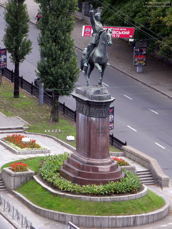 Памятник щорсу в киеве фото