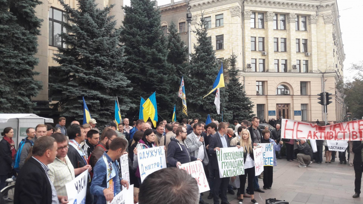 В центре Харькова пикет: Люди требуют ра…