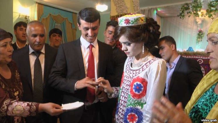 Президент Таджикистану подарував учителю…
