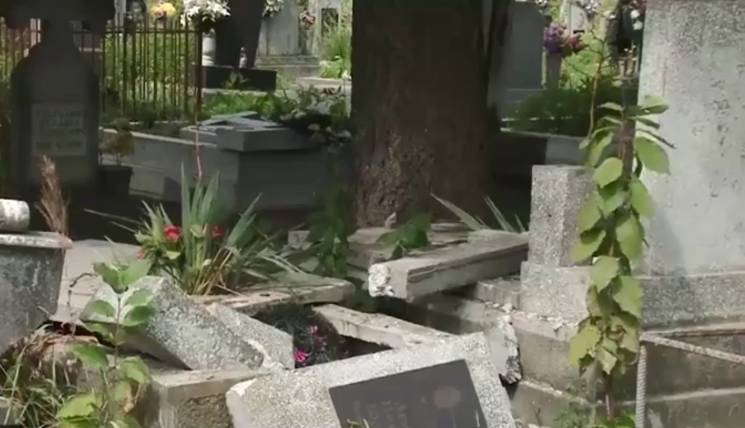 На Мукачівщині вандали потрощили надгроб…