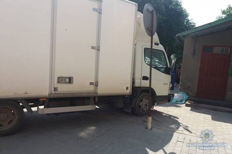 На Тернопольщине грузовик сбил маму с ре…