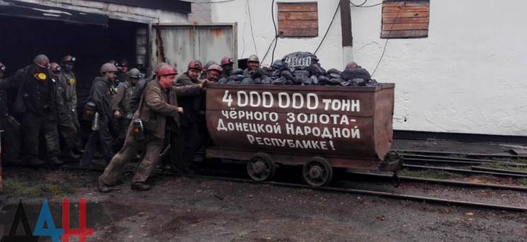 Обвал породы в шахте в "ДНР": Спасены дв…