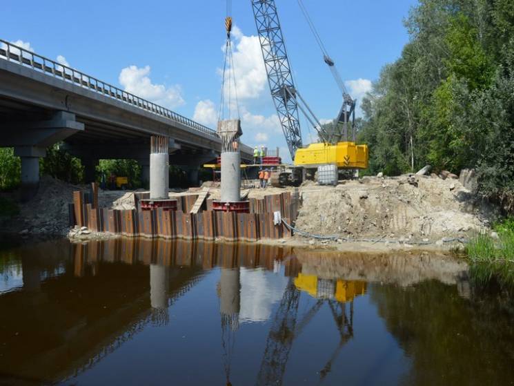 На автодороге "Киев-Харьков" строят мост…