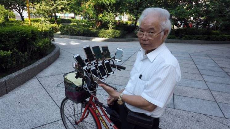 У Тайланді дідусь встановив на велосипед…