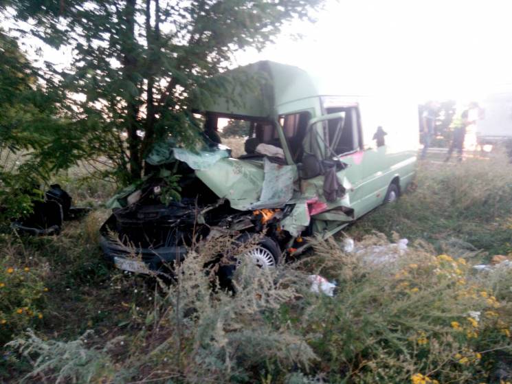 В Одесской области микроавтобус врезался…