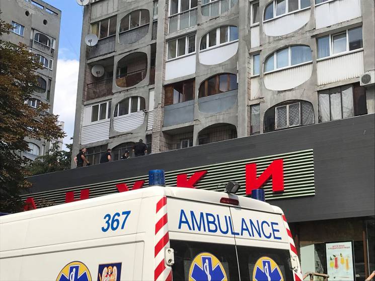 У Києві з висотки на дах ресторану впала…