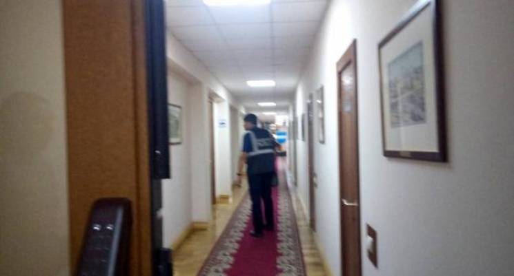 СБУ и полиция проводят обыски в мэрии Кр…