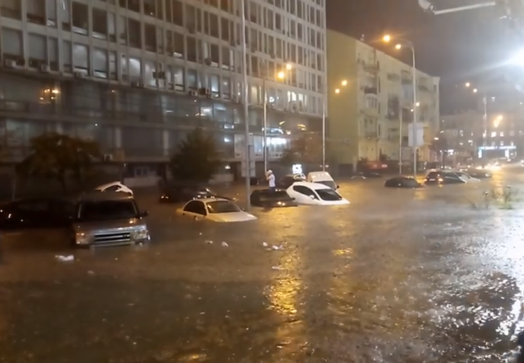 Київ знову "поплив" після "всеношної" зл…