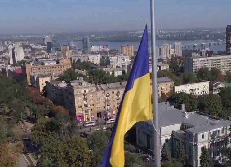 У Дніпрі підняли найбільший прапор Украї…