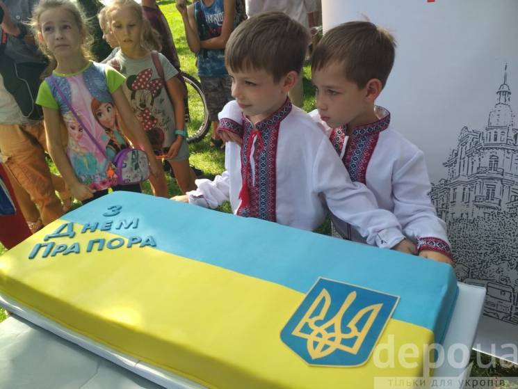 Вінничан пригощали тортом-прапором (ФОТО…