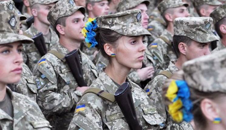 Стало известно, сколько украинок служат…