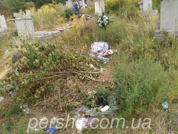 В Мукачеве кладбище превращается в свалк…