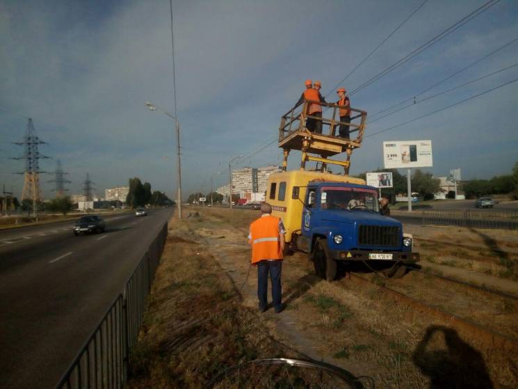 У Дніпрі на Донецькому шосе стоять трамв…