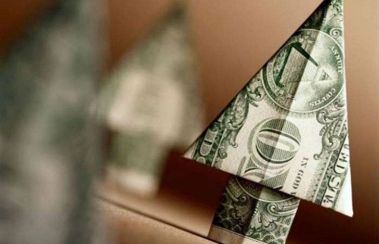 Гривна валится: Доллар в столичных обмен…