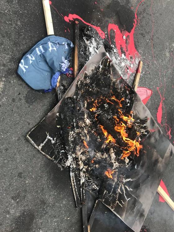 В Киеве под посольством России сожгли чу…