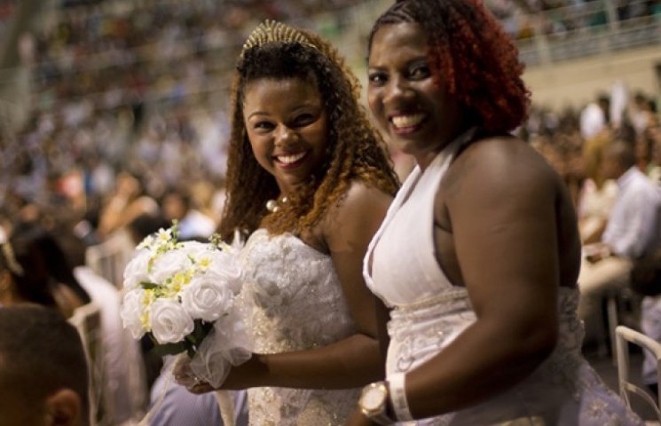 Массовая свадьба в Бразилии: одновременн…