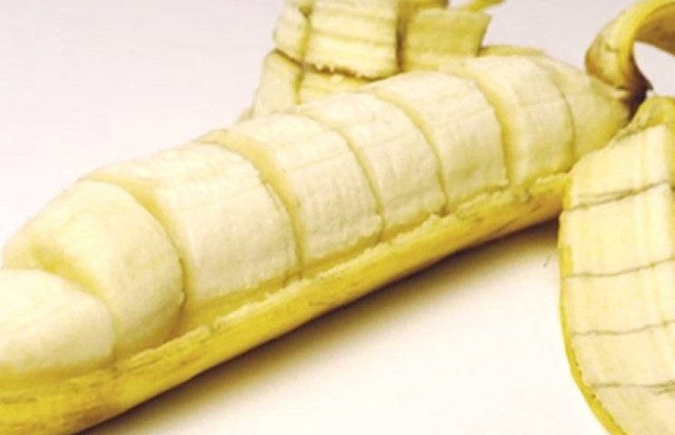 Як порізати банан, не знімаючи шкірки…