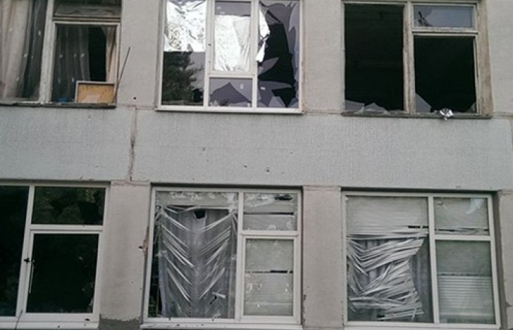 На Донеччині бойовики обстрілюють школу:…