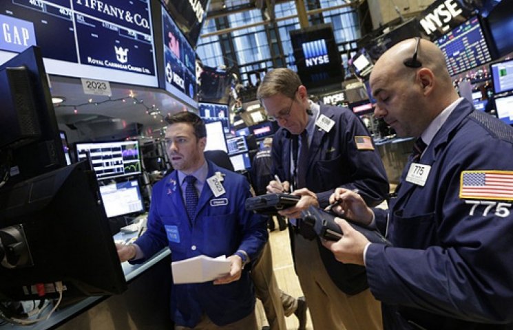 На нью-йоркских биржах обвалились акции…