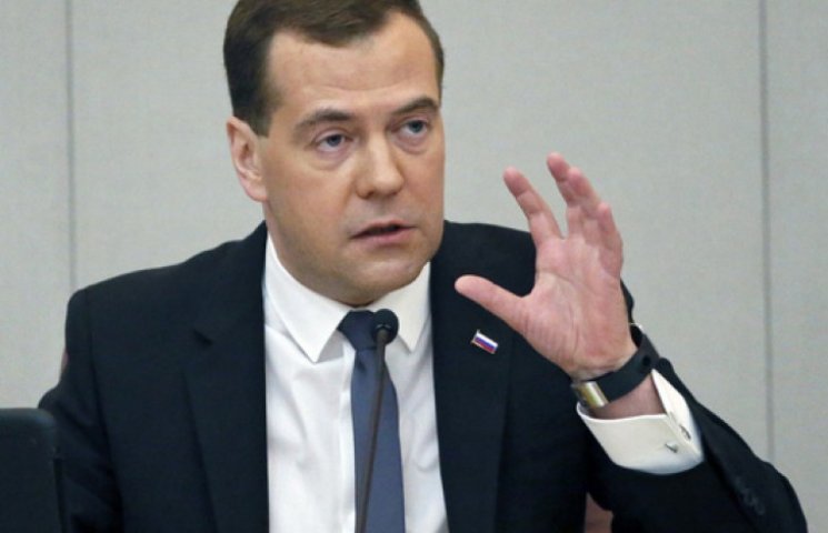 Медведев пожаловался на зарплату в рубля…