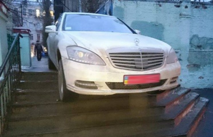 ФОТО ДНЯ: у центрі Києва Mercedes не впо…