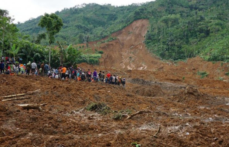 В Индонезии оползень «похоронил» деревню…