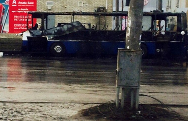 У Харкові згорів автобус, поки водій ход…