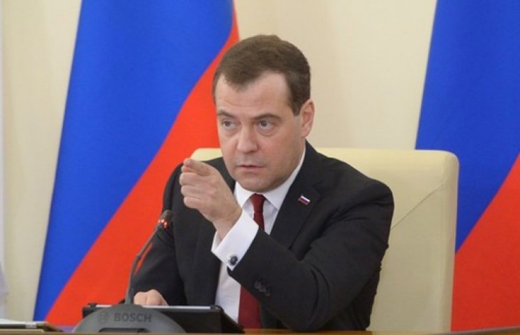Медведев назвал Украину военным противни…