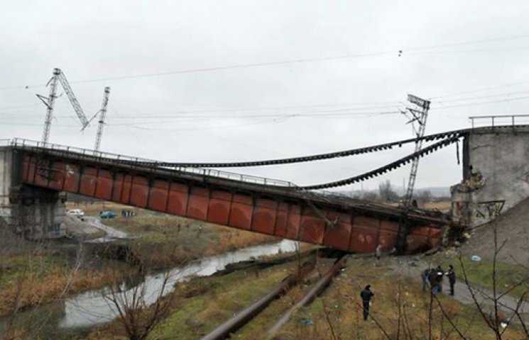 В Мариуполе неспокойно: взорван мост и у…