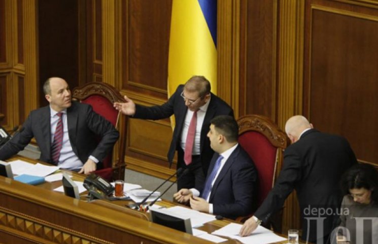 Депутаты отменили внеблоковый статус Укр…