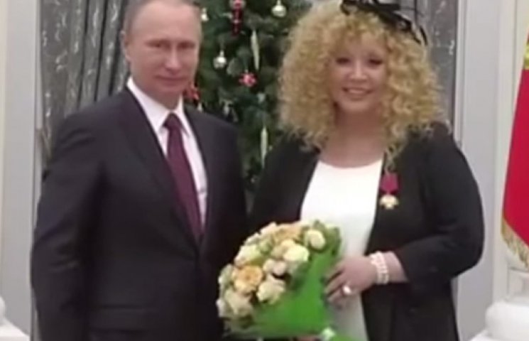 Отримавши орден із рук Путіна, Пугачова…