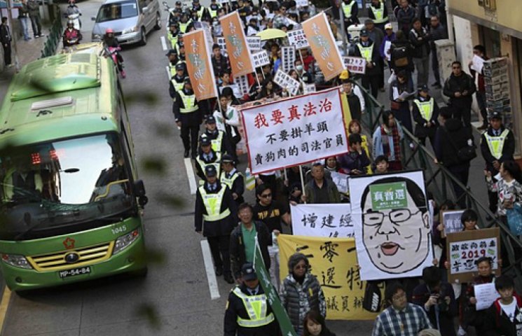 Демонстранты вышли на улицы Гонконга в к…