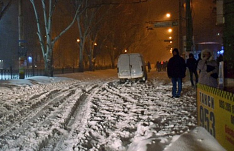Жители Николаева идут на работу пешком п…