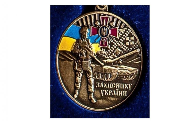 Украинских воинов "наградили" медалям с…