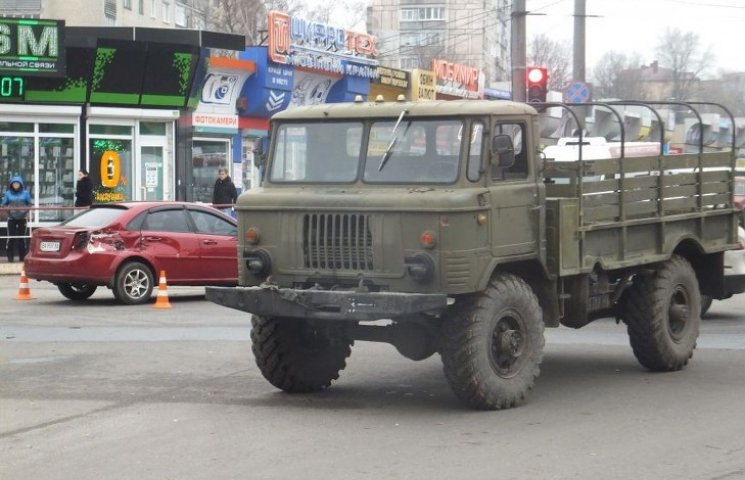 У Кіровограді військова вантажівка прота…