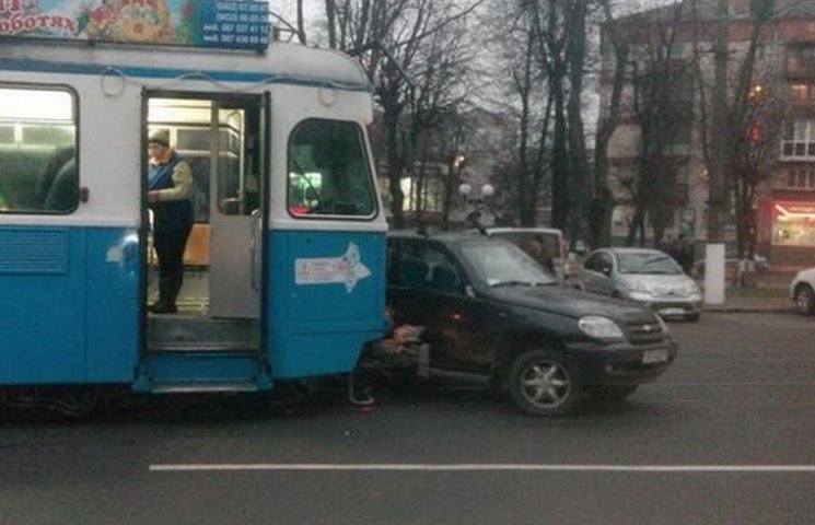 У Вінниці автівка заїхала під трамвай…