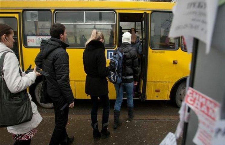 Во Львове водитель маршрутки избил пасса…