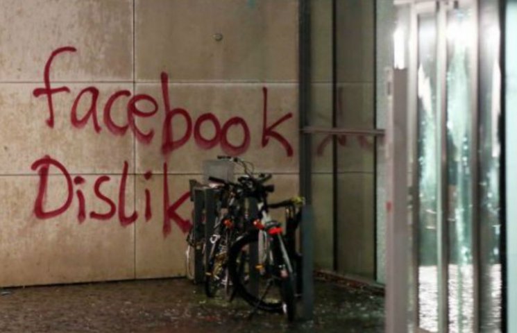 Facebook dislike. У Німеччині спаплюжили…