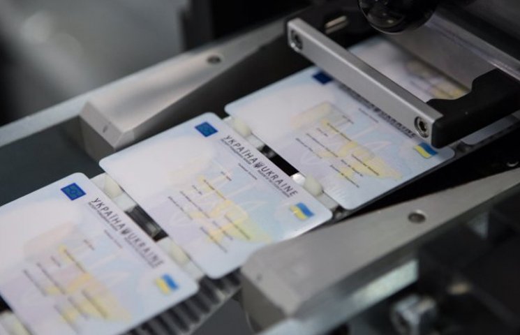 Как "рождаются" новые ID-паспорта украин…
