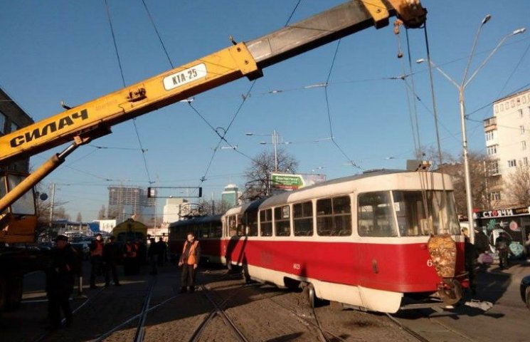 Транспортний колапс у Києві: Трамваї при…