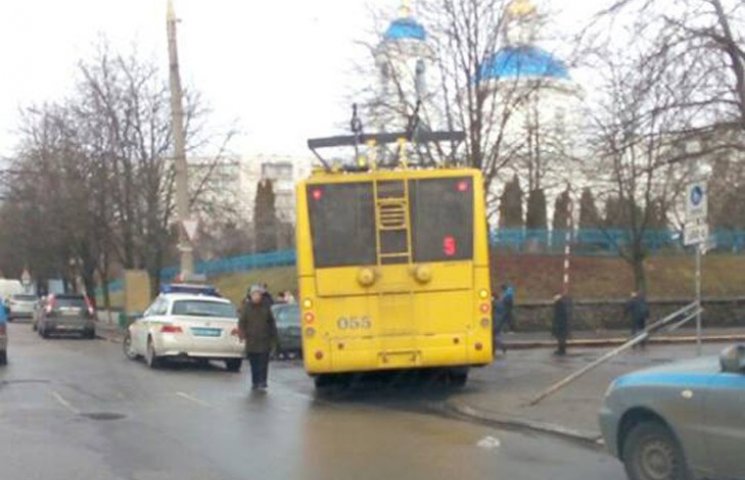 У Сумах новенький тролейбус "поцілував"…