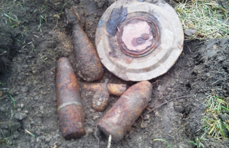 На Сумщині шукачі металу відкопали боєпр…