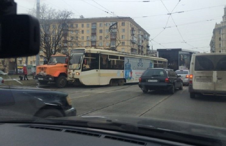 Трамвай зійшов з рейок прямо в "КРАЗ"…
