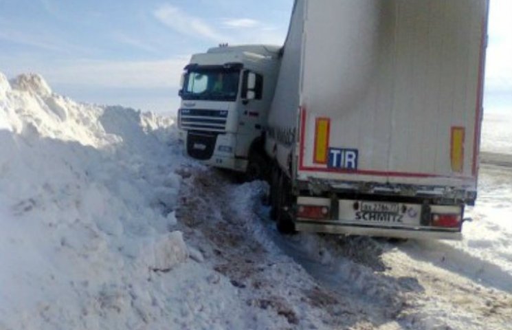 На Полтавщині дві вантажівки застрягли у…