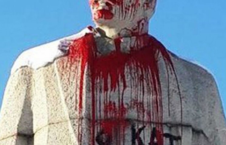 На Луганщине памятник Ленину облили крас…