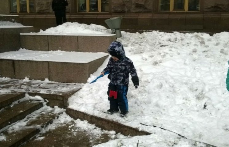 Как малыши играют в снегу под столичной…