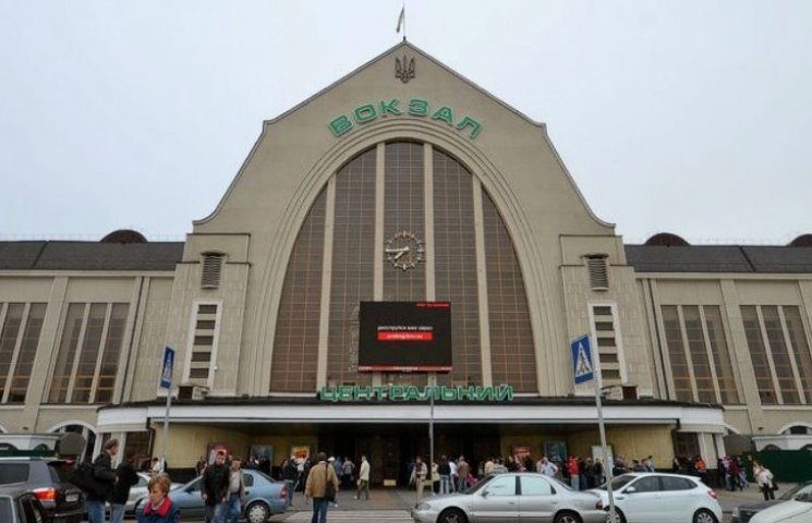 Эскалатор на железнодорожном вокзале в К…