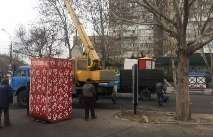 У Миколаєві демонтовані із зупинок "подз…