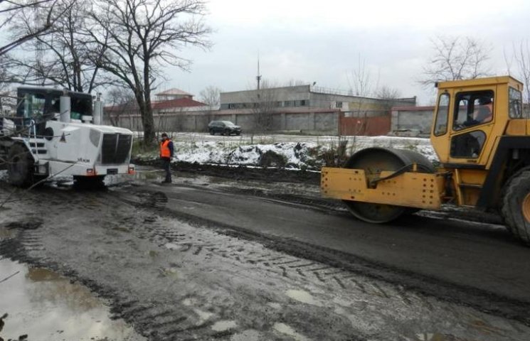 У Миколаєві ремонтують дороги за об'їзни…