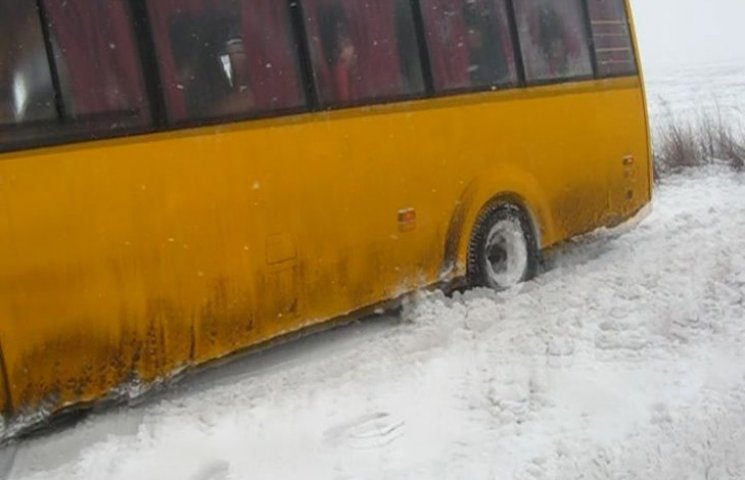 На Сумщині повний автобус людей застряг…